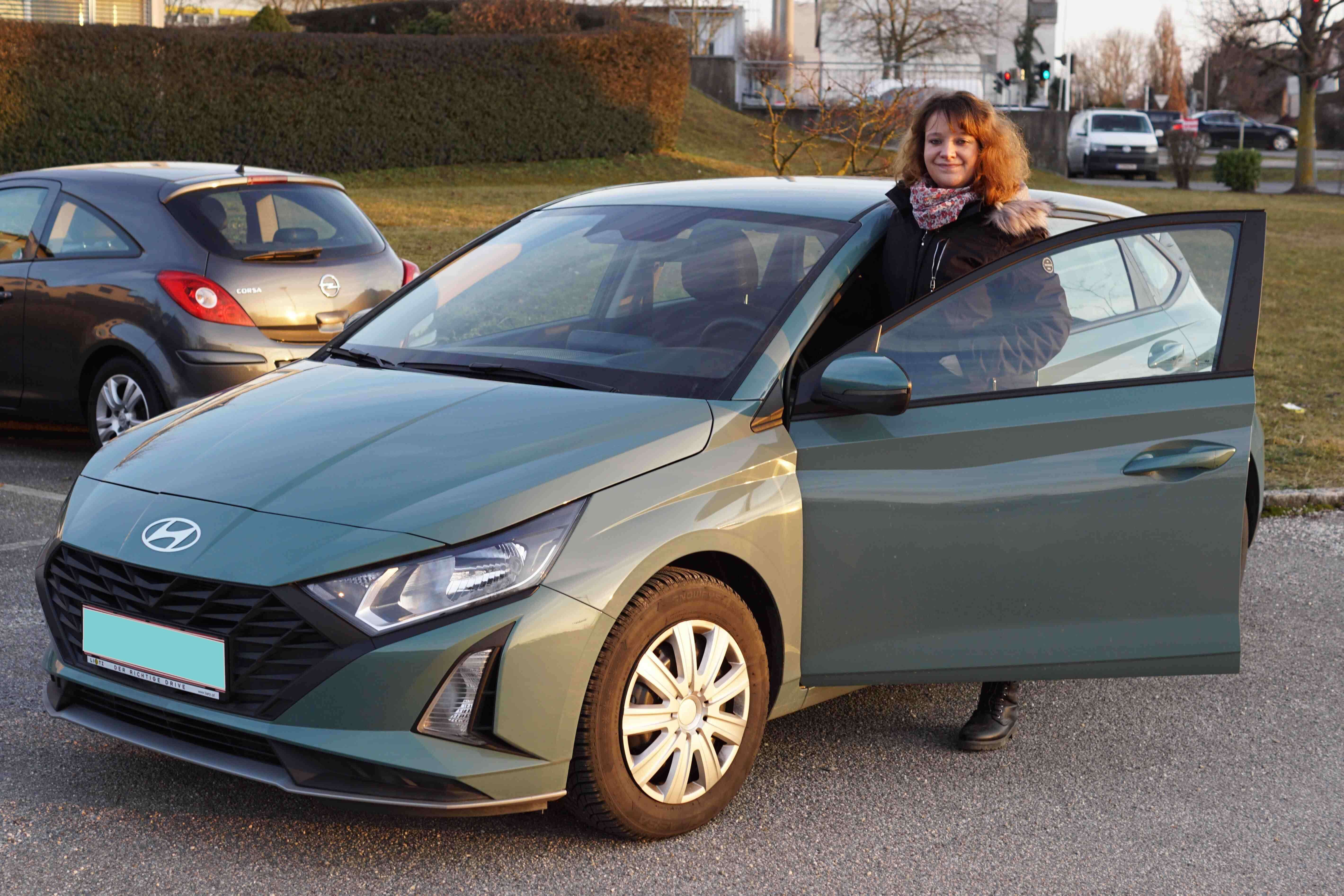 Bild Physiotherapeutin mit Auto