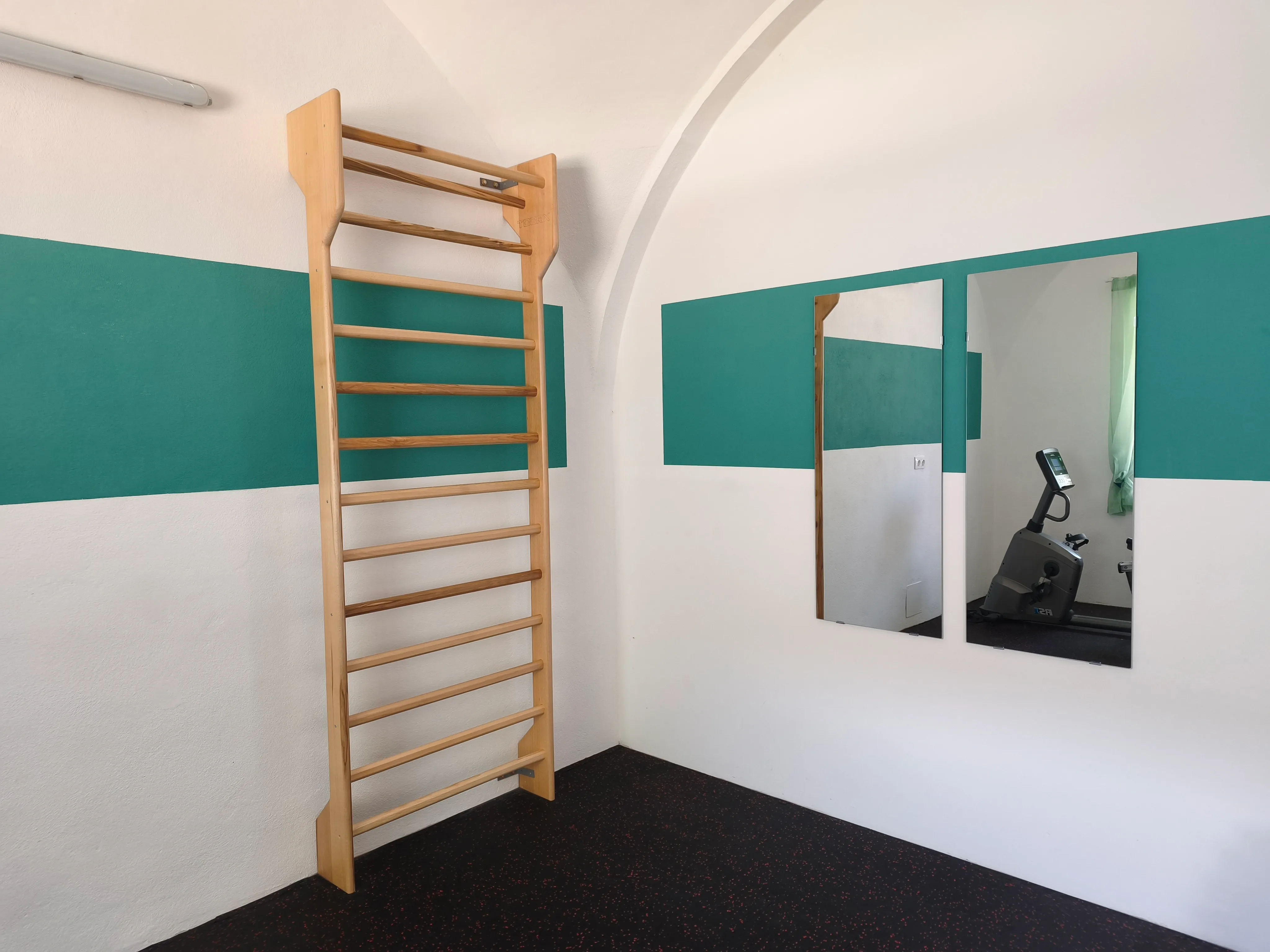 Sprossenwand und Ergometer